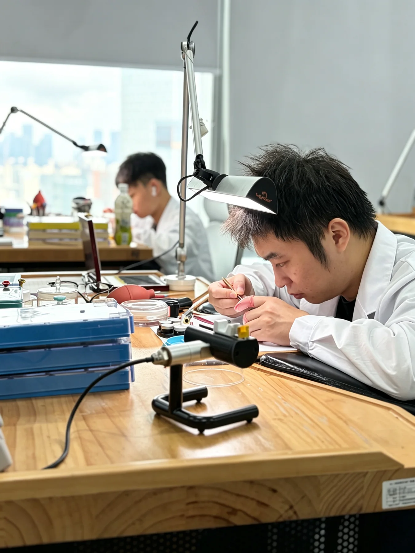 达人尚品维修人员进行腕表养护